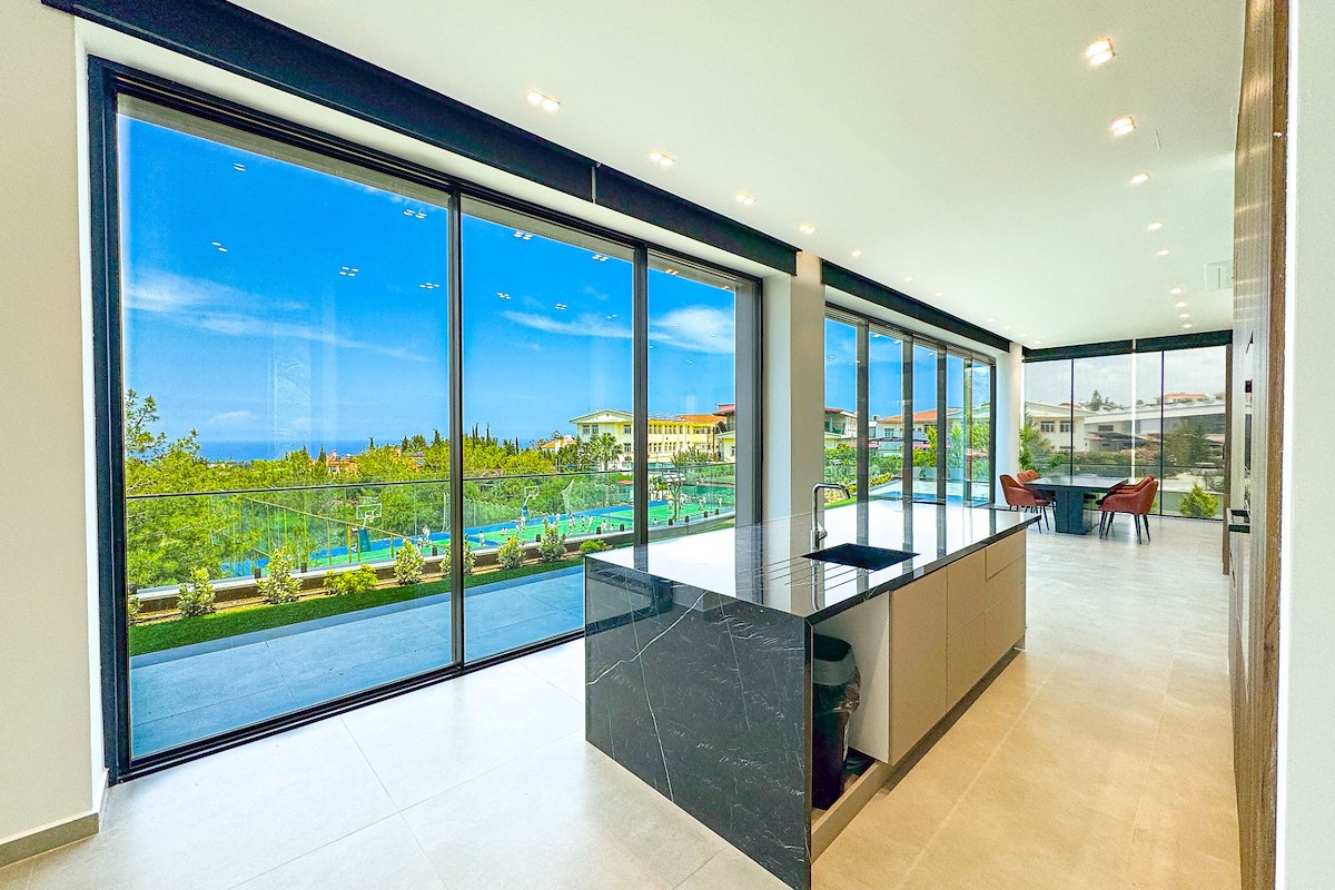 Willa w górach obok Kyrenii, basen i widok na morze