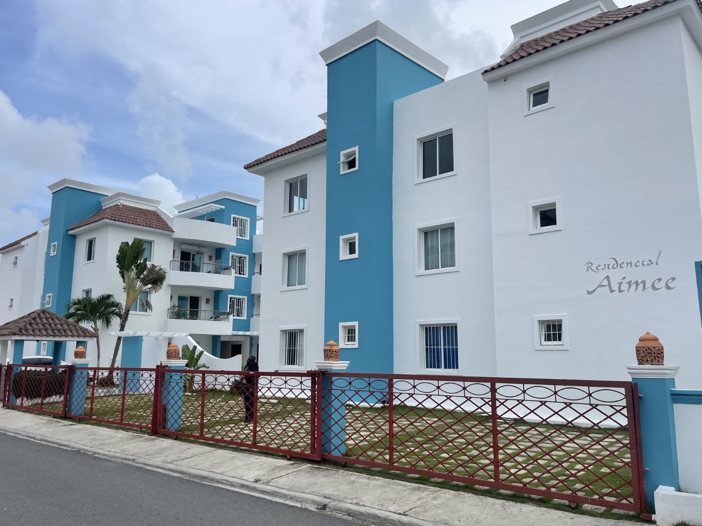 Amplios apartamentos de 95 m2 en Pueblo Bávaro. Tienen 2 habitaciones y 2 wc. Terraza privada y piscina comunitaria. Seguridad 24/7. Sin muebles pero con 1 aire acondicionado en cada habitación ya instalado.