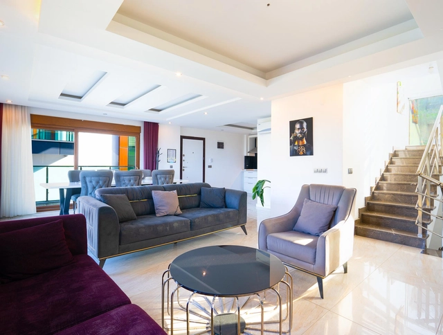 Villa zum Verkauf in Alanya Tepe: 5 Schlafzimmer mit der Möglichkeit, die Staatsbürgerschaft zu erwerben