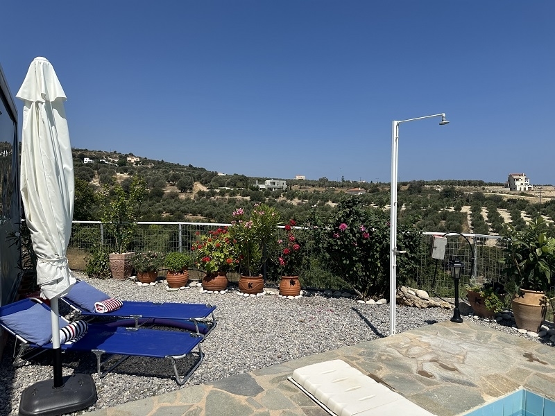 Urokliwy apartament z widokiem na morze i wspólnym basenem